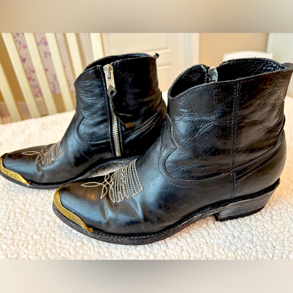 Old Gringo black ankle boots. Size 7